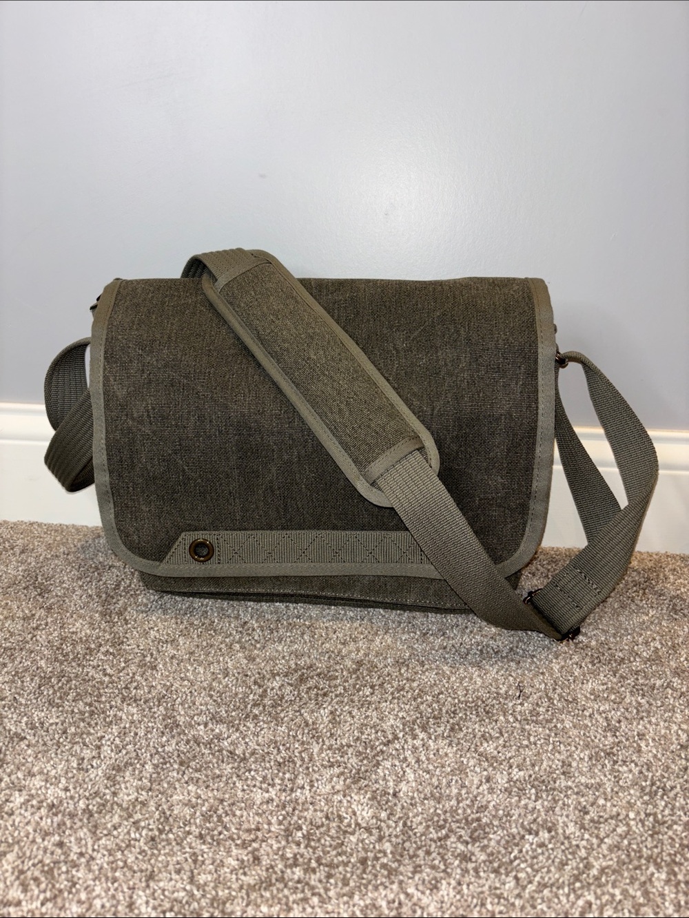 NWOT Think Tank Photo Retrospective 30 V2.0 Shoulder Bag in Pinestone